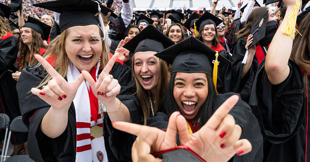 Uw 2025 Graduation